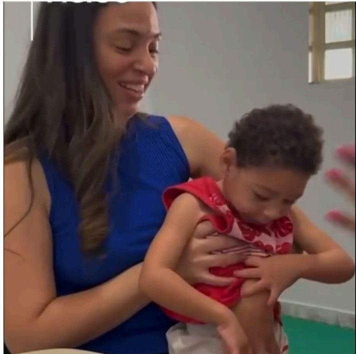 Terapeuta acolhendo uma criança no colo durante o atendimento