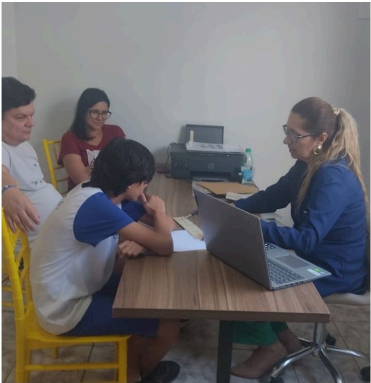 Reunião de acolhimento entre equipe e familiares