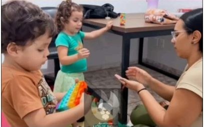 Atividade lúdica de estimulação entre profissional e criança