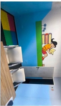 Sala de aula colorida do novo prédio da Escola Blue Lion