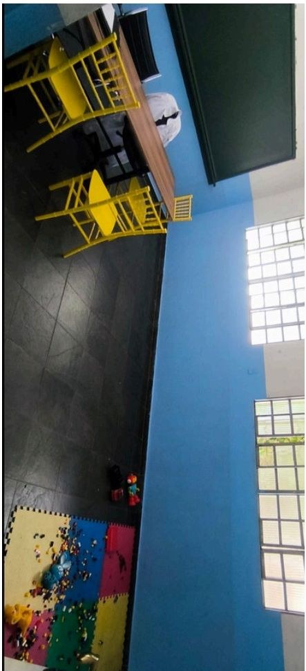 Sala com mobiliário infantil no novo prédio