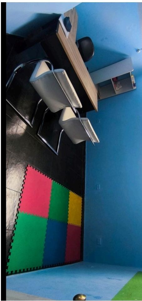 Ambiente de atendimento com painéis coloridos