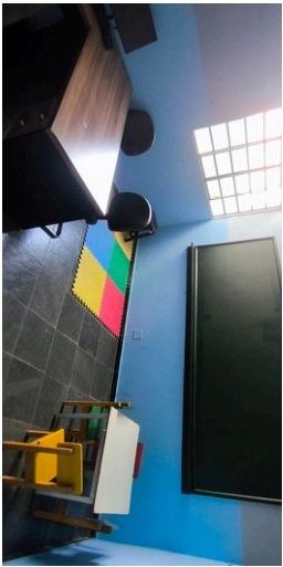 Sala equipada com televisor para atividades pedagógicas