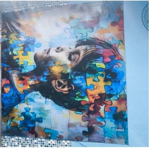 Mural artístico de quebra-cabeça no novo prédio